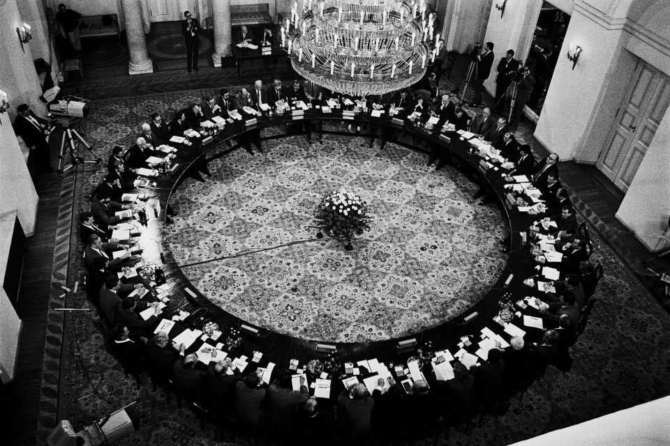 6. února 1989 se vládnoucí režim a opoziční Solidarita poprvé sešly u kulatého stolu | foto: Krzysztof Miller/Agencja Gazeta,  Reuters