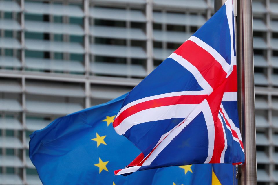 Britská vlajka a vlajka EU | foto: Francois Lenoir,  Reuters