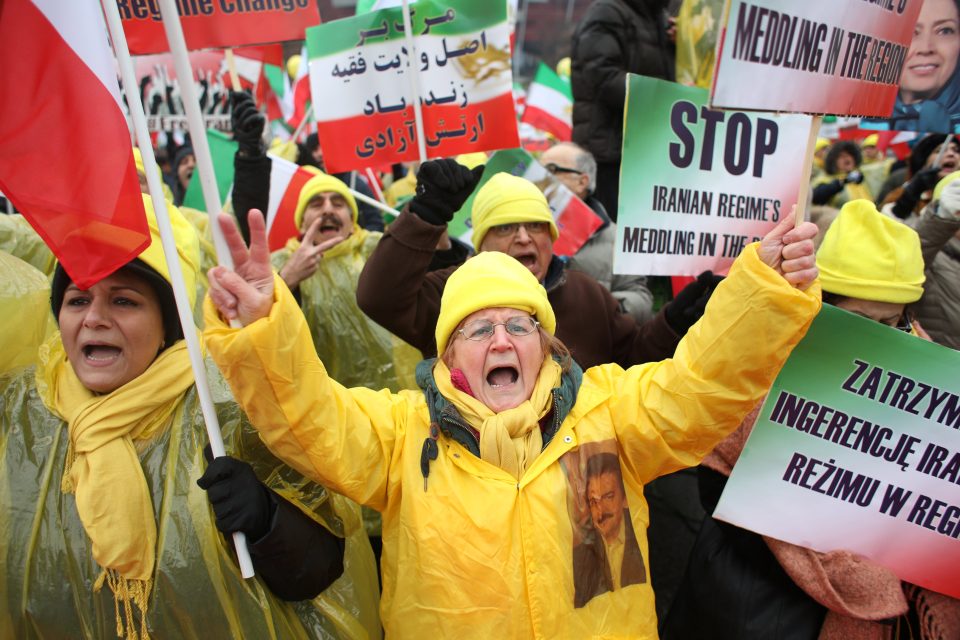 Demonstranty podpořil bývalý newyorský starosta Rudy Giuliani. Írán označil za největšího sponzora terorismu na světě. Demonstrace doprovází mezinárodní konferenci o bezpečnosti na Blízkém východu | foto: Jedrzej Nowick,  Agencja Gazeta/Reuters