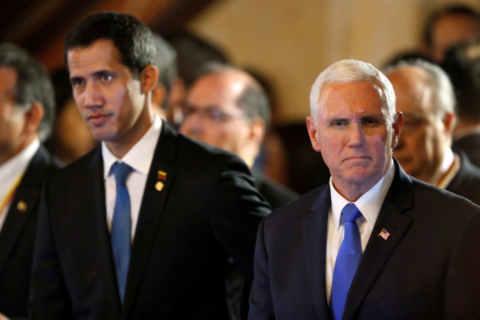 Viceprezident Spojených států Mike Pence  (vpravo) a venezuelský opoziční lídr Juan Guaidó | foto: Luisa Gonzalez,  Reuters