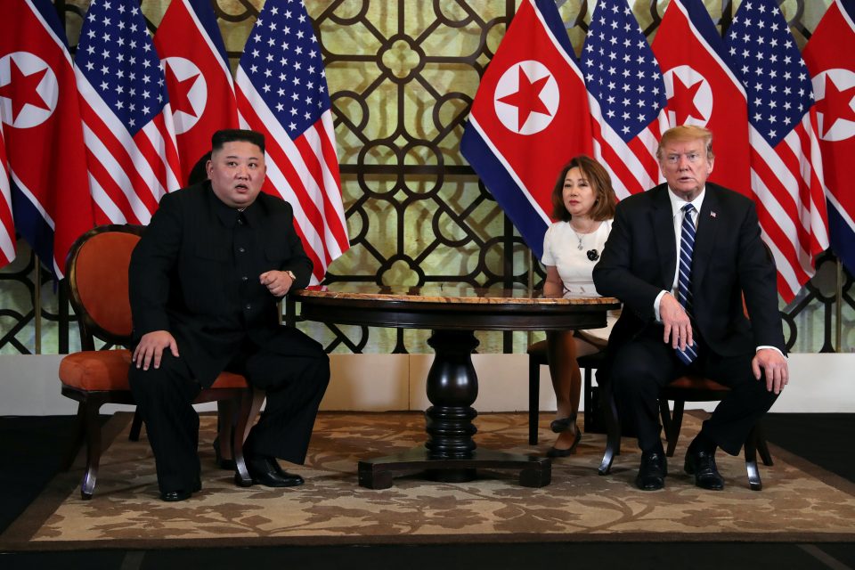 Severokorejský vůdce Kim Čong-un a americký prezident Donald Trump odpovídají novinářům | foto: Leah Millis,  Reuters