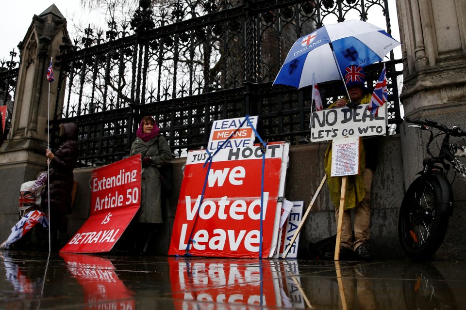 Zastánci brexitu upozorňují hlavně na to,  že většina zvolila odchod Británie z EU. A protahování by brala jako zradu. | foto: Dylan MartinezHenry Nicholls,  Reuters