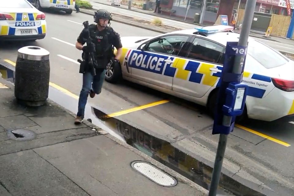 Ozbrojený policista během bezpečnostní akce při útoku na Novém Zélandu. | foto: Reuters