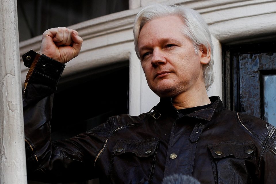 Julian Assange na snímku z května 2017 | foto: Peter Nicholls,  Reuters