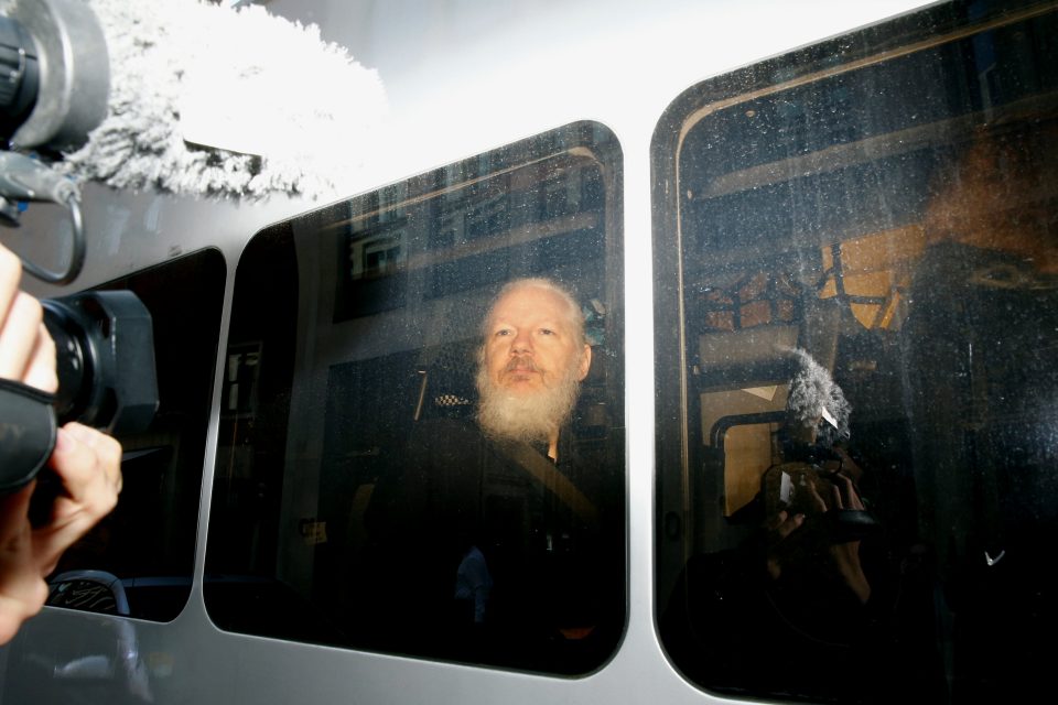 Policisté uvedli,  že Assange zatkli na základě žádosti o vydání do USA a porušení podmínek kauce v Británii | foto: Henry Nicholls,  Reuters