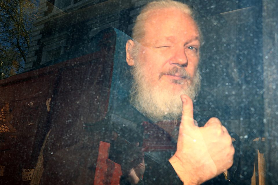 Ministerstvo spravedlnosti potvrdilo,  že Assange byl zatčen na základě dohody o vydávání | foto: Hannah McKay,  Reuters