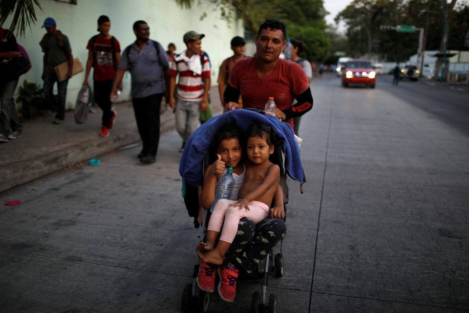 Lidé patřící ke karavaně migrantů z Hondurasu v Mexiku | foto: Jose Cabezas,  Reuters