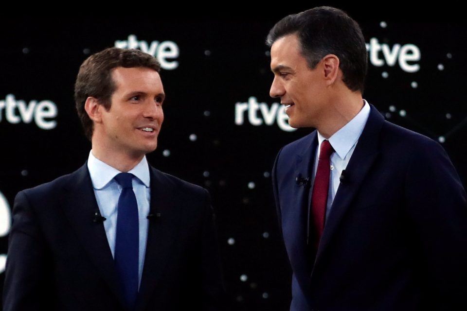 Snímek ze španělské předvolební debaty: vlevo předseda konzervativních lidovců Pablo Casado,  vpravo socialistický premiér Pedro Sánchez | foto: Sergio Perez,  Reuters