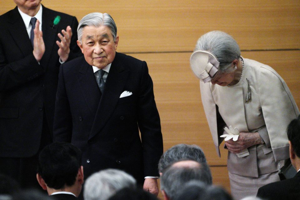 Japonský císař Akihito oficiálně odstupuje kvůli pokročilému věku.  | foto: Eugene Hoshiko,  Reuters