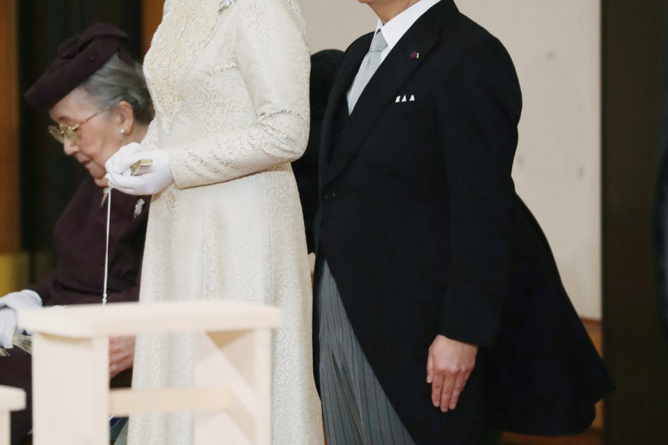 Nastupující císař Naruhito se svojí ženou Masako. | foto: Reuters