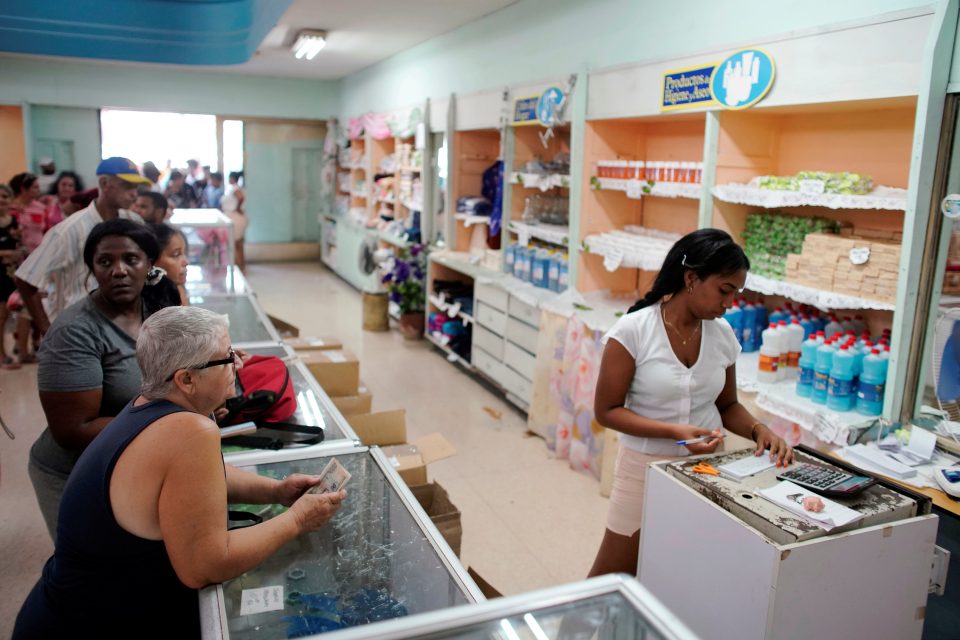 Kubu čeká přídělový systém na některé produkty | foto: Alexandre Meneghini,  Reuters