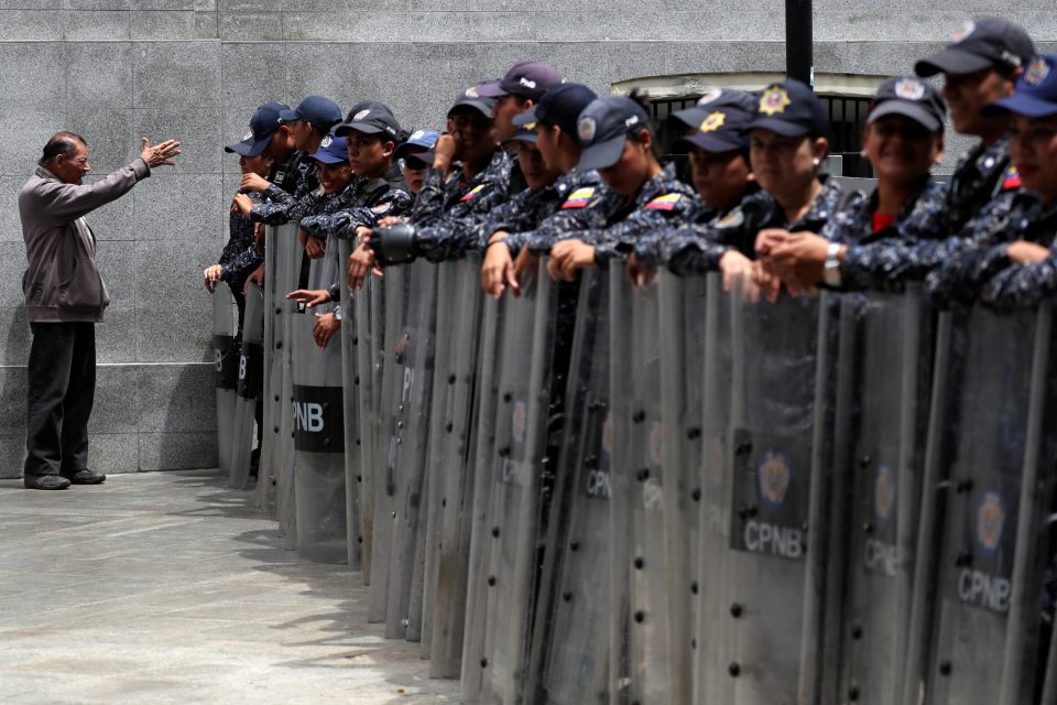 Venezuelská policie při úterní blokádě Národního shromáždění | foto: Ivan Alvarado,  Reuters