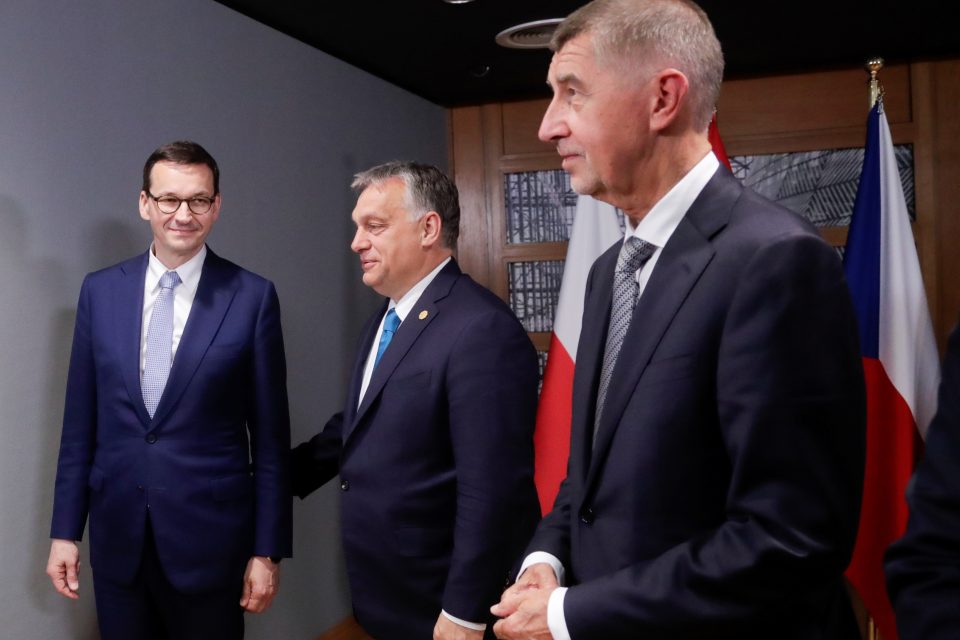 Zleva premiéři Polska,  Maďarska a Česka: Mateusz Morawiecki,  Viktor Orbán a Andrej Babiš z hnutí ANO | foto: Oliver Hoslet,  Reuters