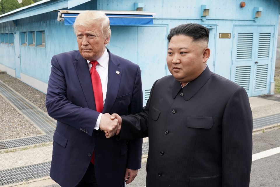 Donald Trump s Kim Čon-unem udržují dobré vztahy. Trump například jako první prezident USA krátce vstoupil na území KLDR. | foto: Reuters