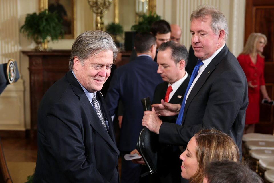 Britský velvyslanec Kim Darroch  (vpravo) se Stevem Bannonem,  někdejším hlavním strategickým poradcem prezidenta Donalda Trumpa. Snímek je z ledna 2017. | foto: Carlos Barria,  Reuters