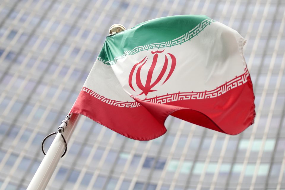 Íránská vlajka před budovou Mezinárodní agentury pro atomovou energii.  | foto: Lisi Niesner,  Reuters