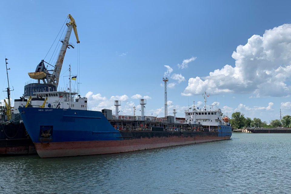 Ukrajina zabavila v dunajském přístavu Izmajil ruský tanker Nika Spirit. Ten se pod názvem Neyma podílel na incidentu v Kerčském průlivu | foto: State Border Guard Service of Ukraine,  Reuters