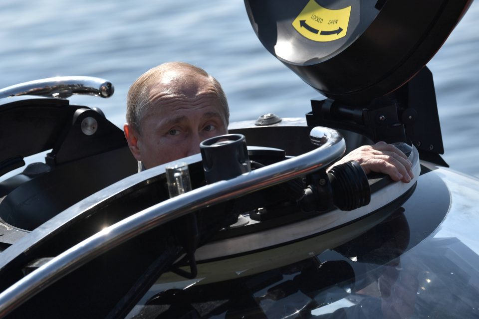 Ruský prezident Putin v batyskafu | foto: Reuters