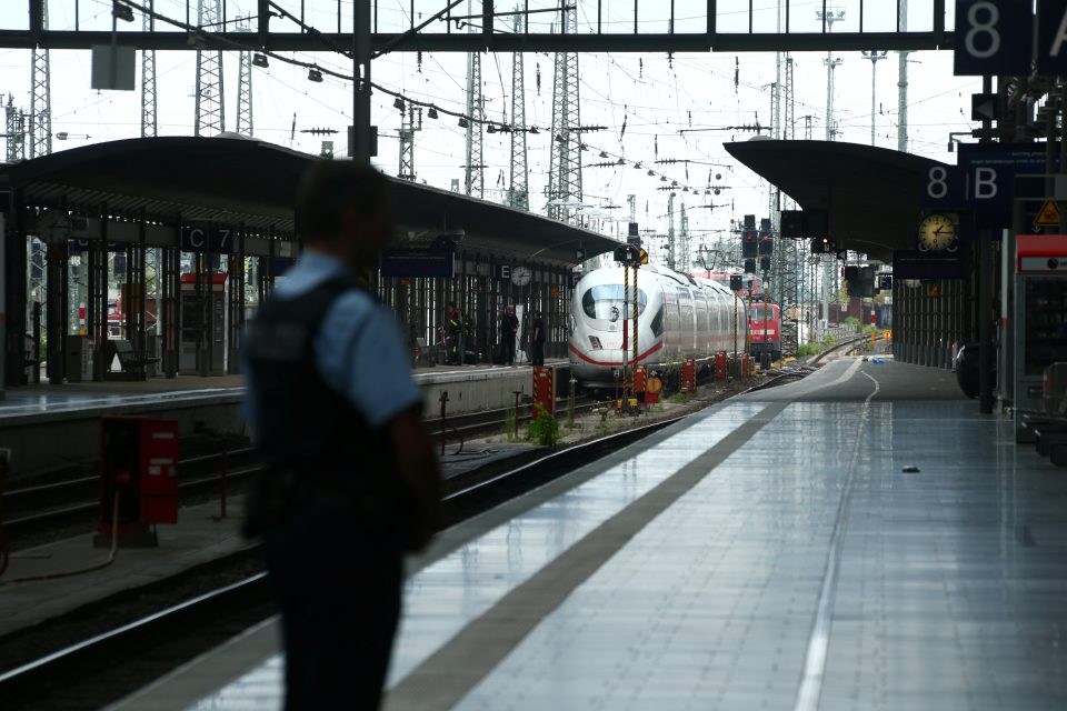 Policista hlídkuje na nádraží ve Frankfurtu nad Mohanem | foto: Reuters