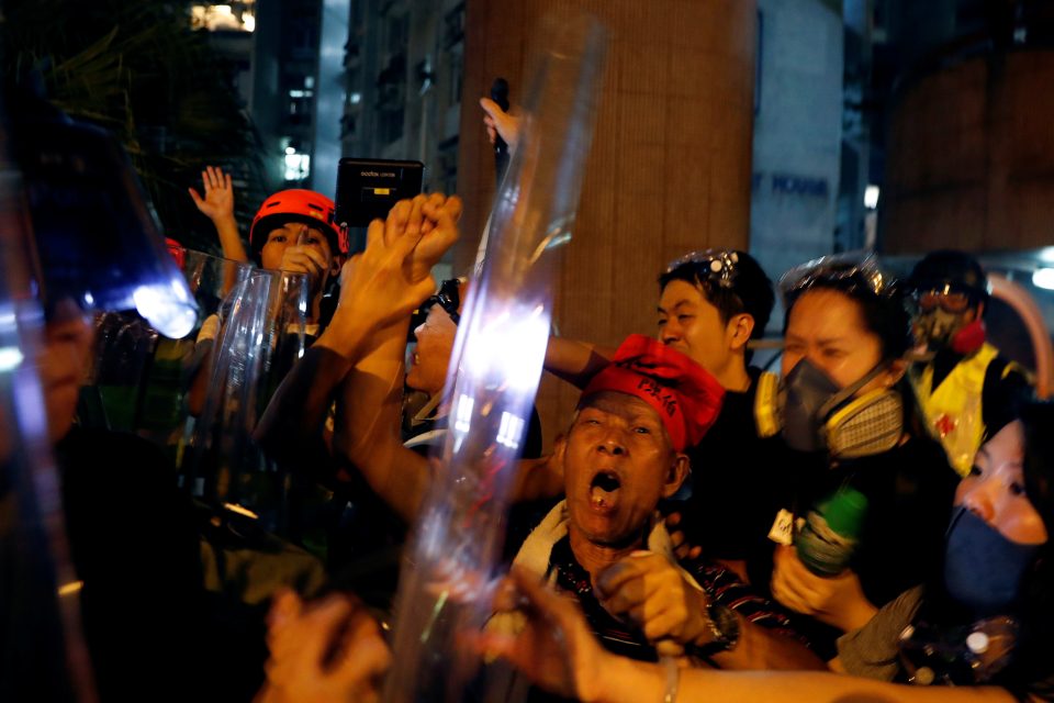 Policie zasahuje proti demonstrantům v Hongkongu. | foto: Kim Kyung-Hoon,  Reuters