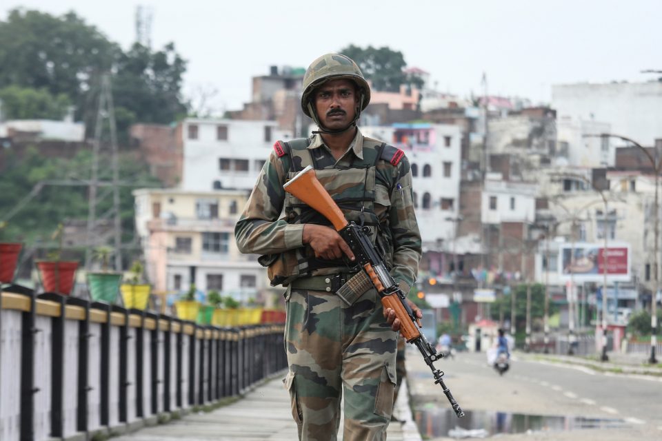 Indický voják na stráži ve státě Džammú a Kašmír. | foto: Mukesh Gupta,  Reuters
