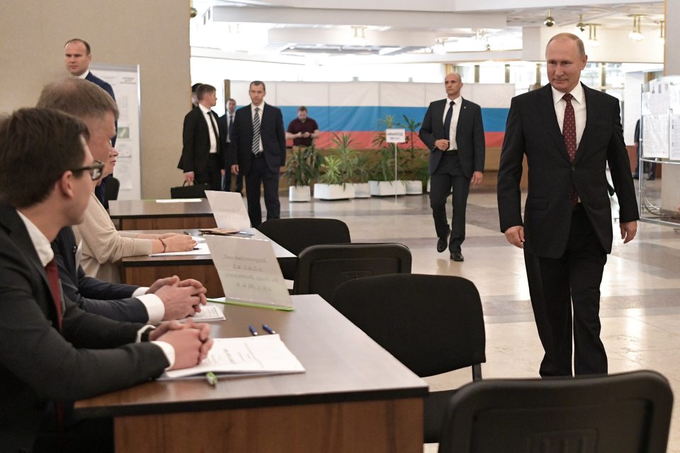 Ruský prezident Vladimir Putin míří k volební komisi,  poté se chystá volit v komunálních volbách v Moskvě | foto: Sputnik/Alexei Nikolsky/Kremlin,  Reuters