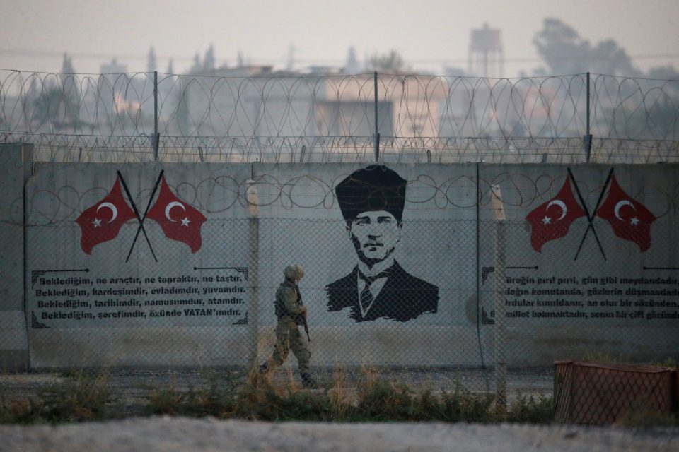 Turecký voják hlídá hranici mezi Tureckem a Sýrií | foto: Kemal Aslan,  Reuters