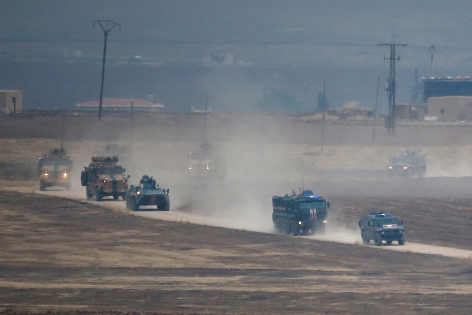 Turecké a ruské vojenské vozy se vrací z hlídky v severní části Sýrie | foto: Kemal Aslan,  Reuters