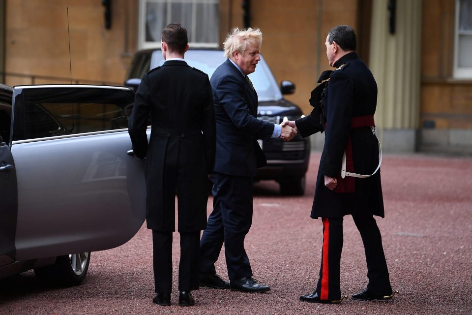 Boris Johnson dorazil do Buckinghamského paláce na audienci u královny Alžběty II. | foto: PKP,  Reuters