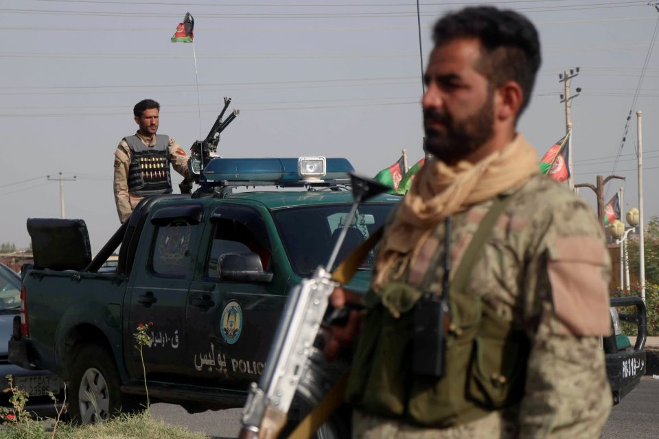 V provinciích Nímróz a Herát se vládě podařilo seskupit vlastní vojáky a zaútočit na islamisty ovládané území,  a snaží se ho získat zpět. | foto: Jalil Ahmad,  Reuters