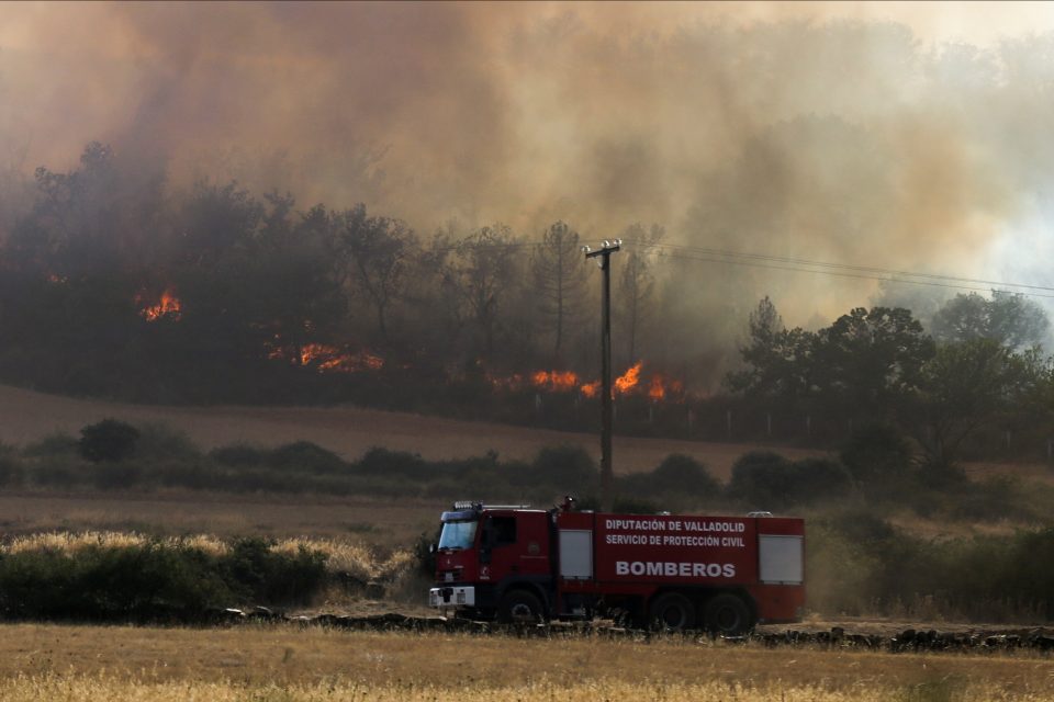Ve Španělsku si lesní požáry vyžádaly dvě oběti. Hasiči nedaleko obce Tábara na severozápadě země | foto: Reuters