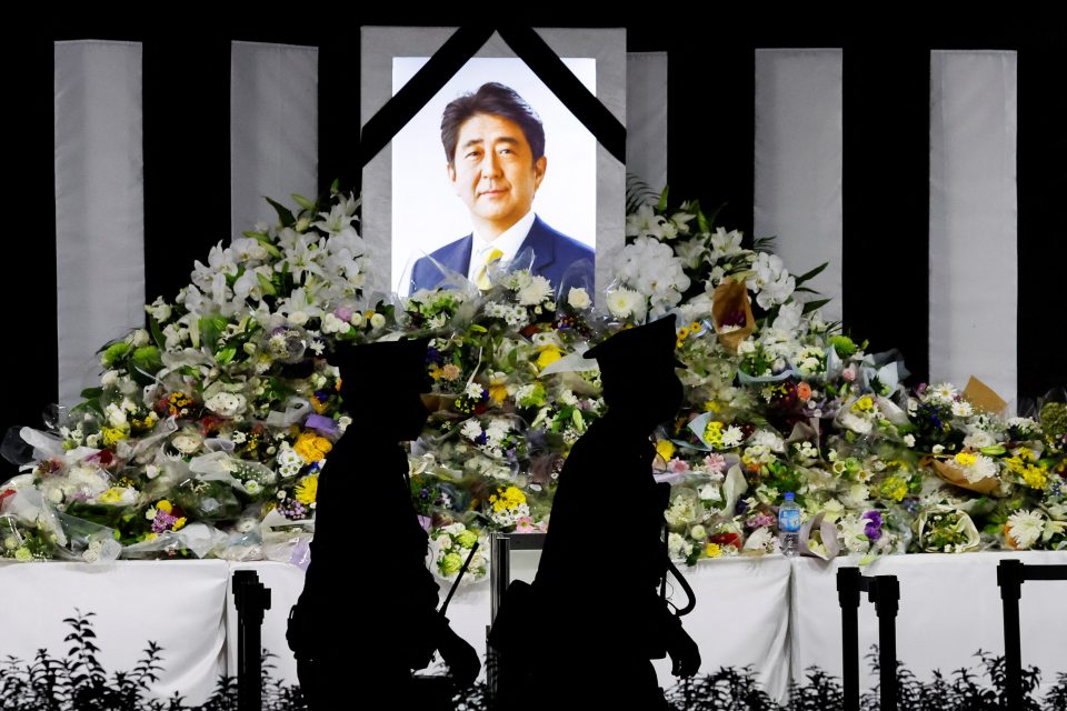 Podle agentury Reuters během několika hodin položilo květiny k Abeho portrétu na 10 000 lidí,  zatímco další čekali v tříhodinové frontě | foto: Reuters