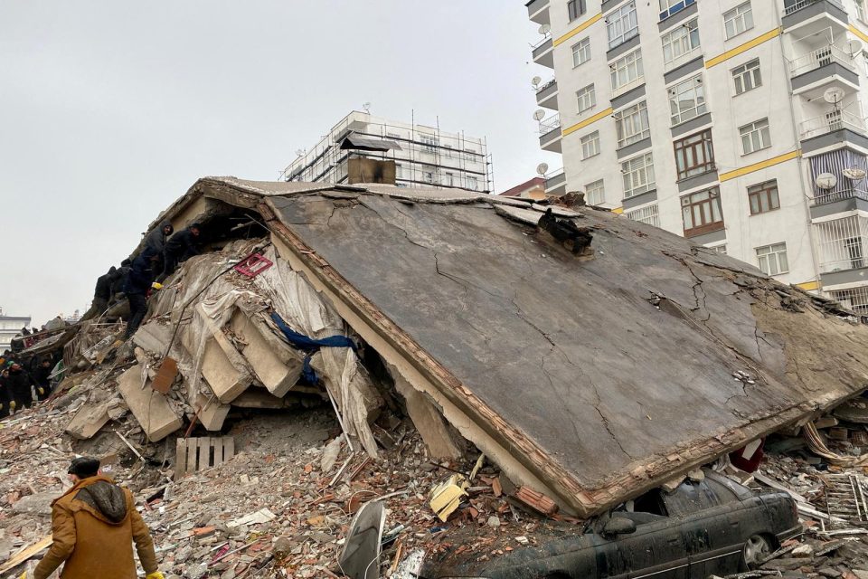 Zničený dům v tureckém městě Diyarbakır | foto: Mahmoud Hassano,  Reuters