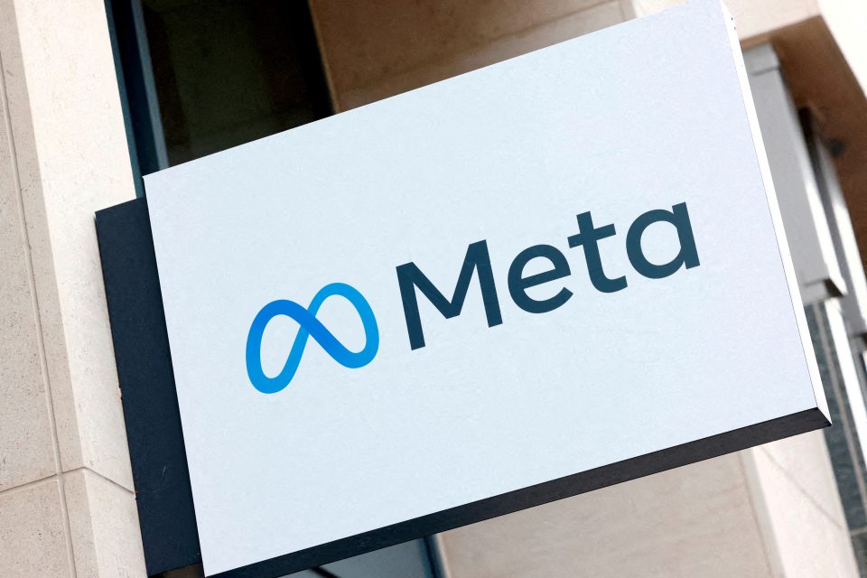 Logo společnosti Meta Platforms v Bruselu | foto: Yves Herman,  Reuters