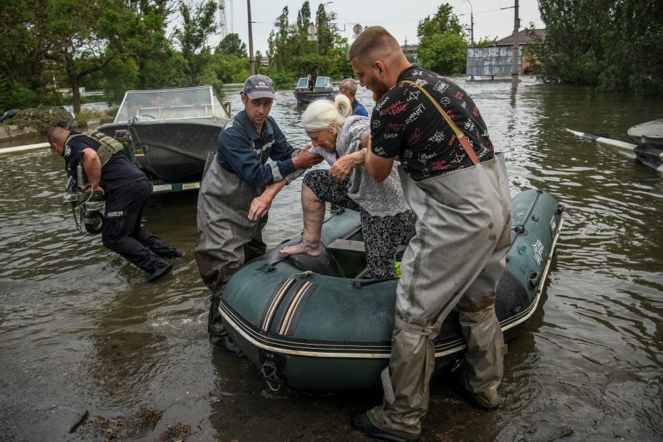 Evakuace lidí ze zaplavených oblastí v Chersonu pokračuje | foto: Vladyslav Musiienko,  Reuters
