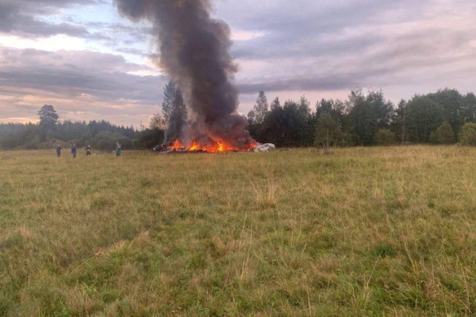 Pohled na hořící trosky letadla po nehodě | foto: Ostorozhno Novosti,  Reuters