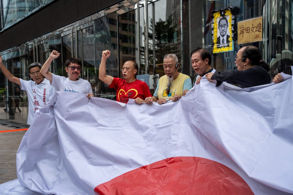 Lidé v Hongkongu protestují proti vypouštění radioaktivní vody z Fukušimy do Tichého oceánu | foto: Vernon Yuen,  Reuters
