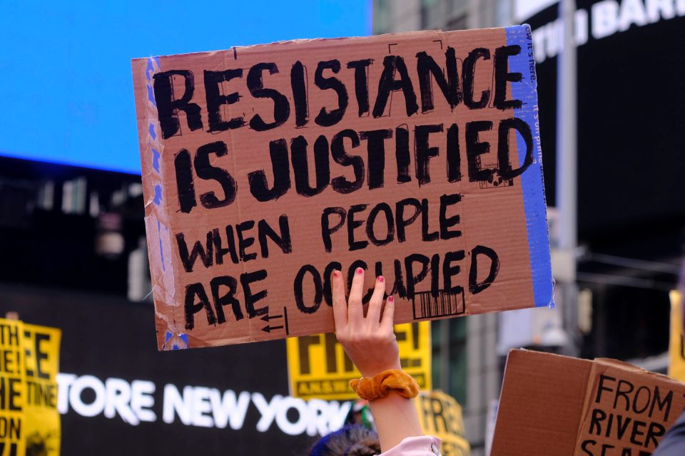 Transparent na demonstraci v New Yorku  (8. října 2023) | foto: IMAGO/Katie Godowski,  Reuters