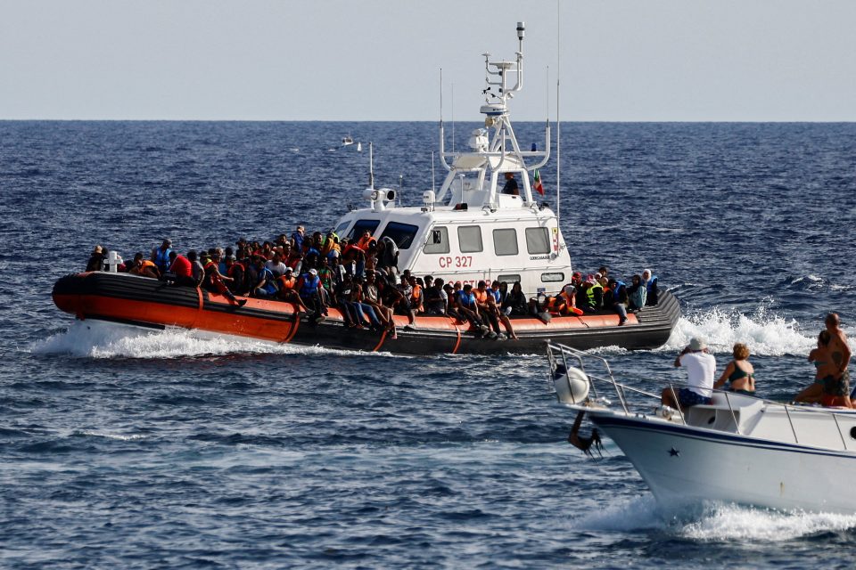 Migranti u italských břehů | foto: Yara Nardi,  Reuters