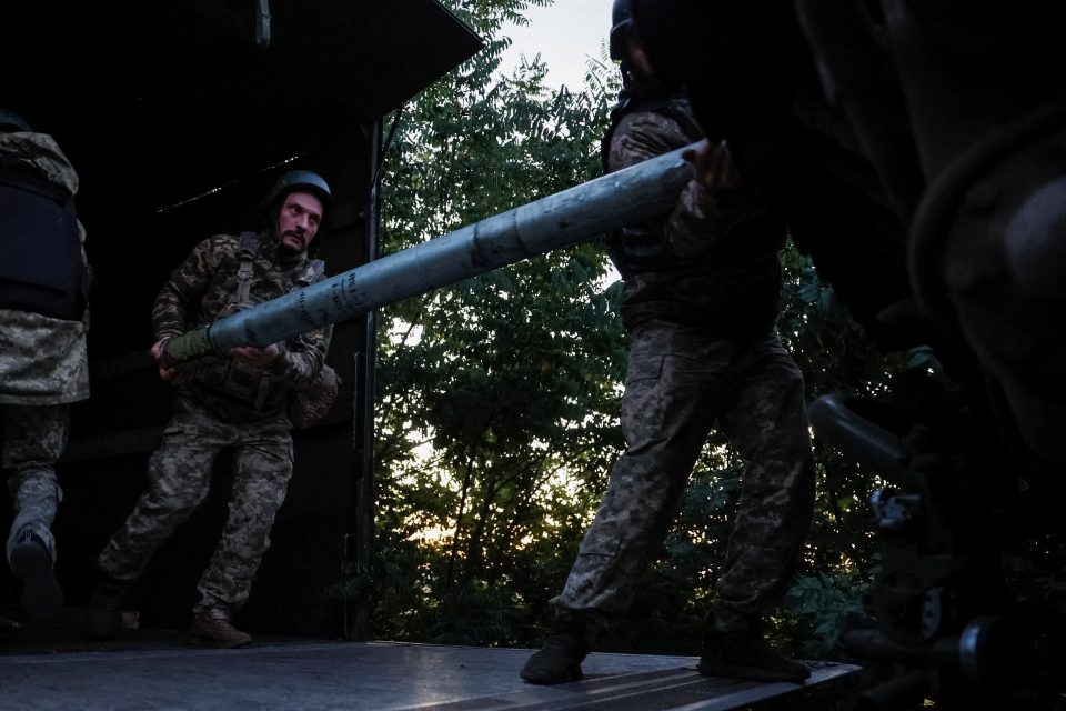 Příslušníci ukrajinské armády nabíjejí náboje do raketového systému RM-70 Vampire poblíž frontové linie v Doněcké oblasti | foto: Alina Smutko,  Reuters