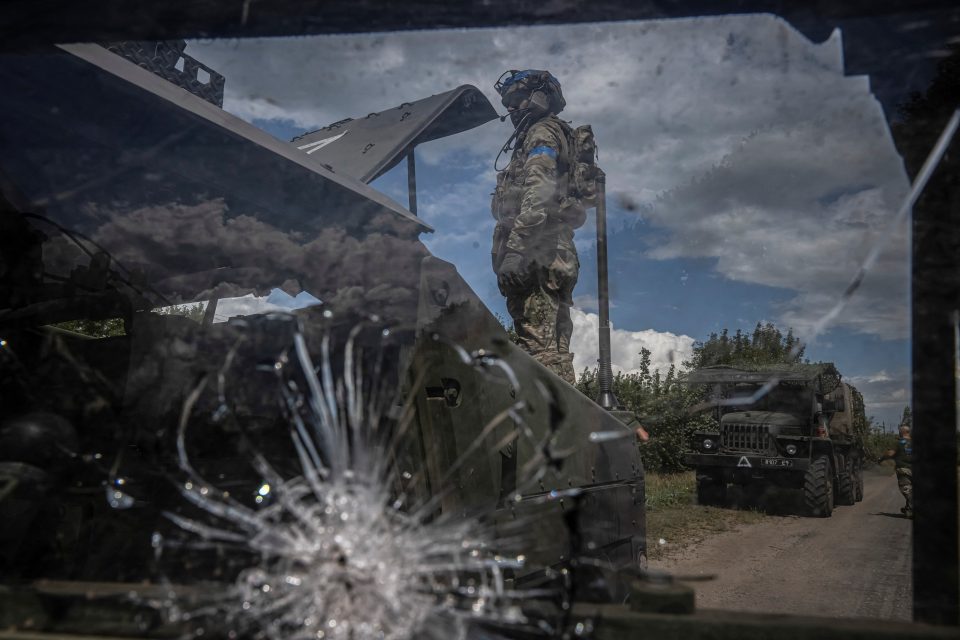 Ukrajinský voják opravuje vojenské vozidlo nedaleko ruských hranic | foto: Viacheslav Ratynskyi,  Reuters