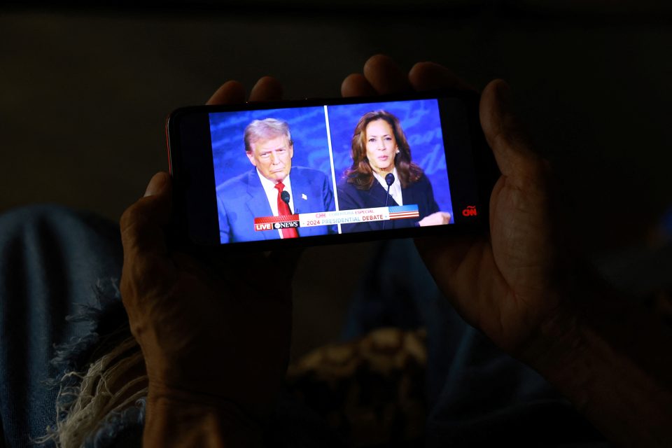 Předvolební debata demokratky Kamaly Harrisové a republikána Donalda Trumpa na mobilu v mexickém Ciudad Juárez | foto: Jose Luis Gonzalez,  Reuters