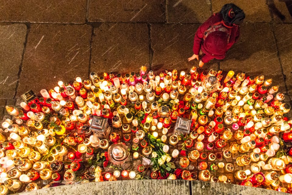 V Gdaňsku se v pondělí večer sešly tisíce lidí. | foto: Ondřej Turek