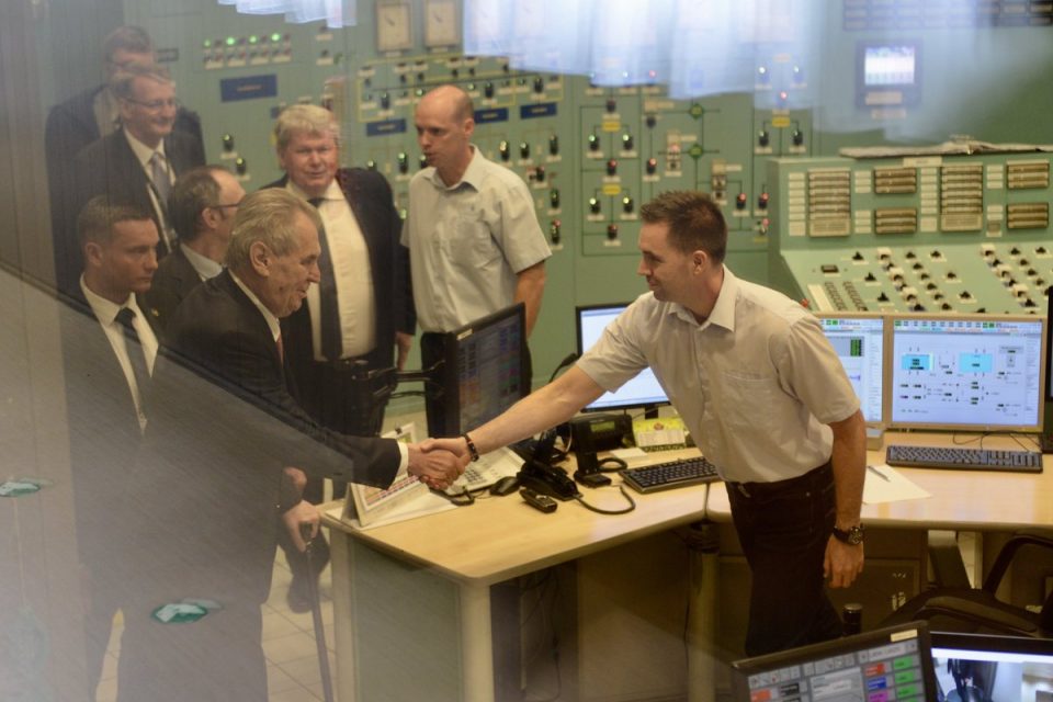 Miloš Zeman na návštěvě maďarské jaderné elektrárny | foto: Twitter Jiřího Ovčáčka