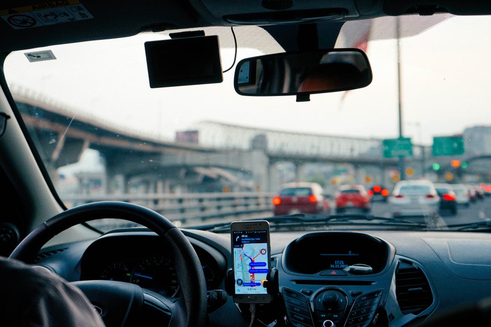 Taxikáři po vládě žádají razantní kroky vůči Uberu a Taxify. | foto: Dan Gold,  Fotobanka Unsplash,  CC0 1.0