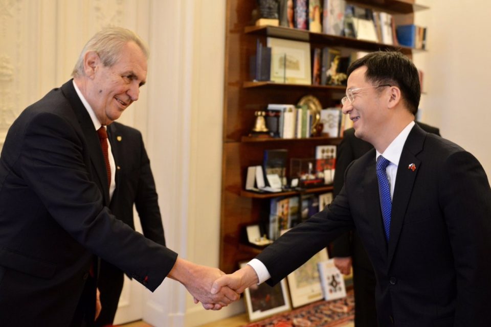 Prezident Miloš Zeman a čínský velvyslanec Čang Ťien-min | foto: Kancelář prezidenta republiky