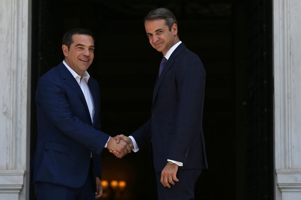 Odcházející premiér Řecka Alexis Tsipar  (vlevo) a nový předseda vlády Kyriakos Mitsotakis  (vpravo). | foto: Costas Baltas,  Reuters