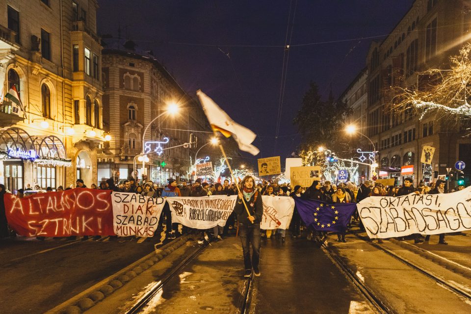 Tisíce lidí v neděli protestovaly v Budapešti proti novele zákoníku práce,  přezdívané „otrocký zákon“,  která zvyšuje limit na počet přesčasů pro zaměstnance | foto: Natalie Oweyssi,  Český rozhlas