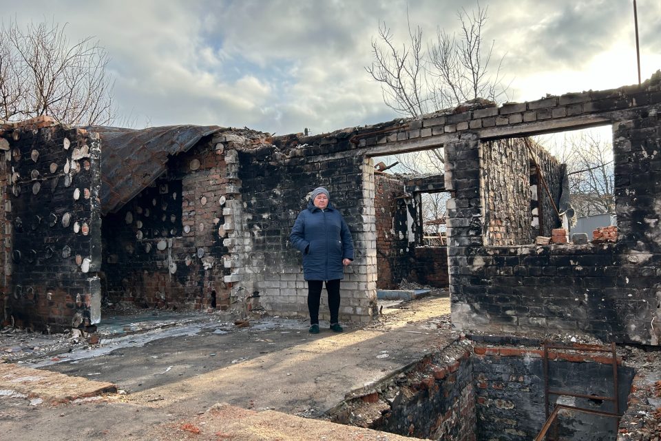 Paní Nina z vesničky Novoselivka u zbytků svého domu | foto: Jana Karasová,  Český rozhlas