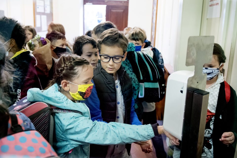 Dezinfekce rukou před vstupem do školy | foto: Michaela Danelová,  iROZHLAS.cz